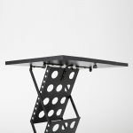 Černý perforovaný skládací stolek s hnědou deskou a zásobníky na 3x A4 A-Z Reklama CZ