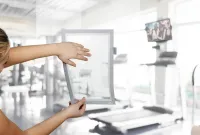 Samolepící kapsa s rámem A4 na poznámky - Stříbrná DURABLE