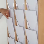 Dřevěný nástěnný zásobník na A4 letáky 3x5 boxů - Přírodní A-Z Reklama CZ