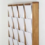 Dřevěný nástěnný zásobník na A4 letáky 4x5 boxů - Přírodní A-Z Reklama CZ