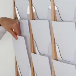 Dřevěný nástěnný zásobník na A4 letáky 4x5 boxů - Přírodní A-Z Reklama CZ