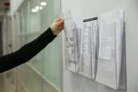 Plastový zásobník na letáky A4 na zeď A-Z Reklama CZ