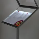 Světelný Stojan Menuboard s vitrínou 2x A4, LED lišta A-Z Reklama CZ
