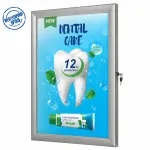 Uzamykatelná venkovní vitrína na plakát A2 – Stříbrná
