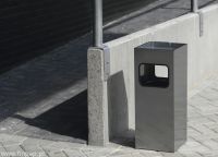 Kovový čtvercový odpadkový koš s popelníkem - Černý DURABLE